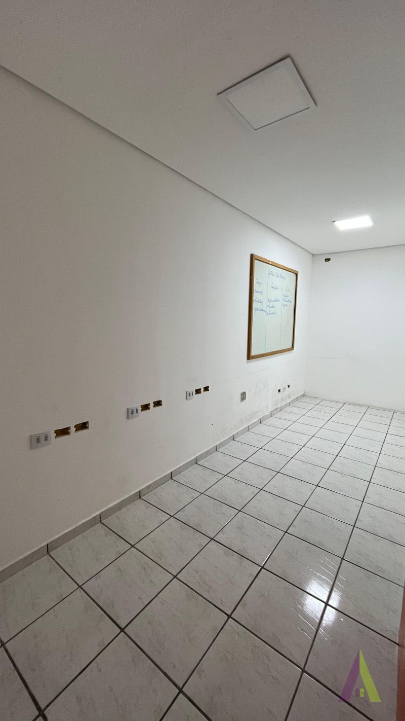 Prédio Comercial com 8 Salas no Centro de São Roque!