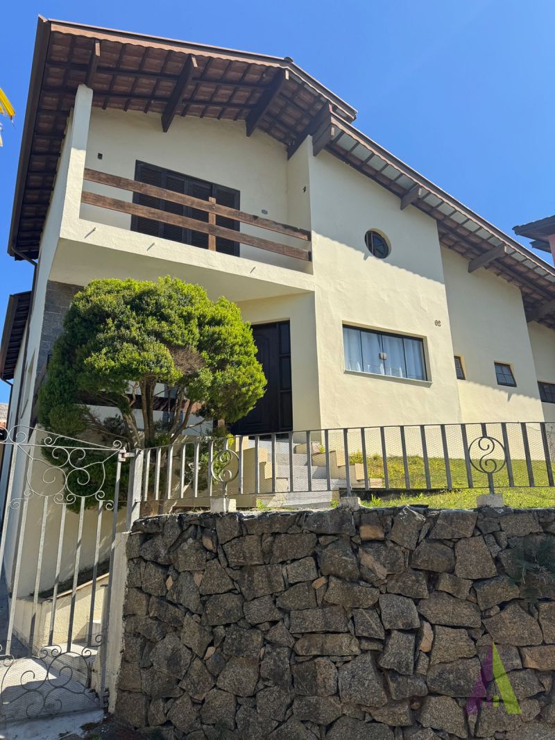 Casa em Condomínio Fechado de Alto Padrão em São Roque!