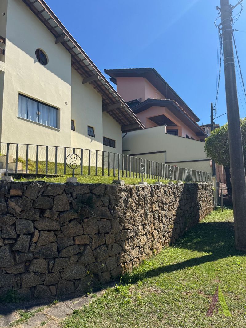 Casa em Condomínio Fechado de Alto Padrão em São Roque!