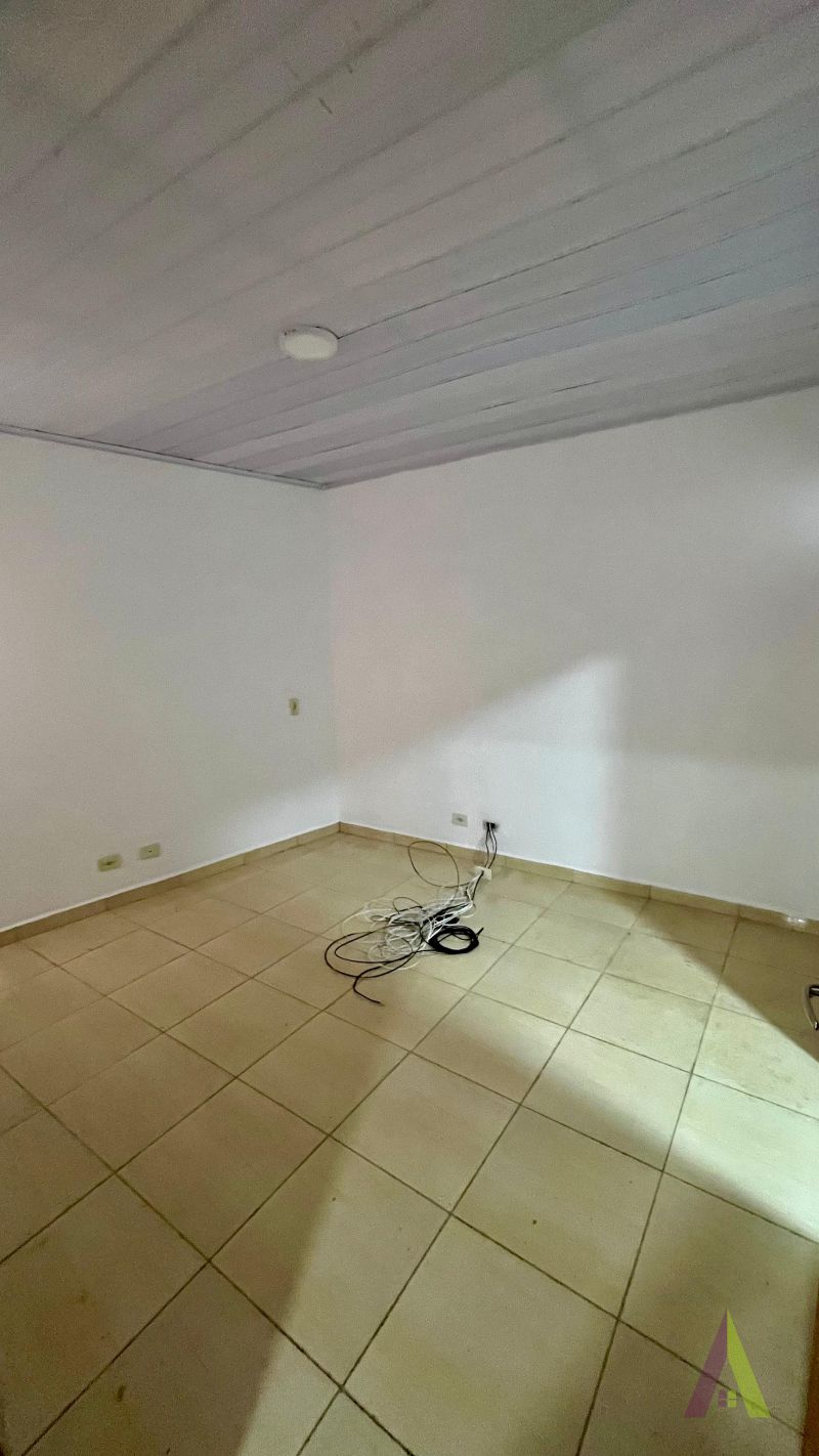 Casa Térrea em Bairro Próximo ao Centro de São Roque!