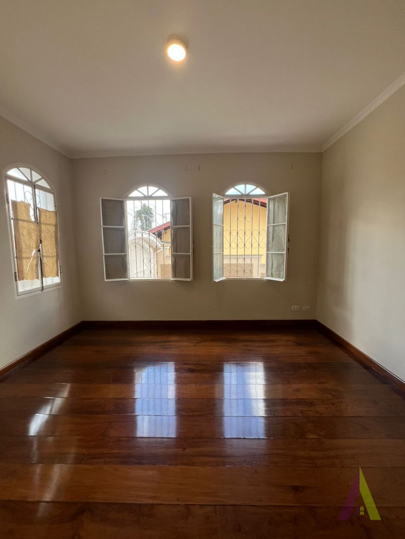 Casa Térrea no Centro de São Roque!