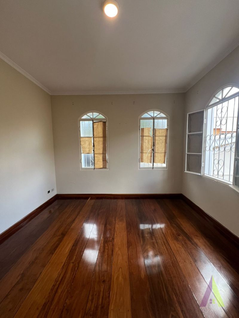 Casa Térrea no Centro de São Roque!