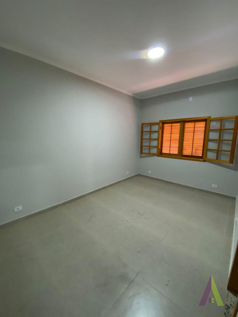 Casa Térrea Alto Padrão Próximo ao Centro de São Roque! 