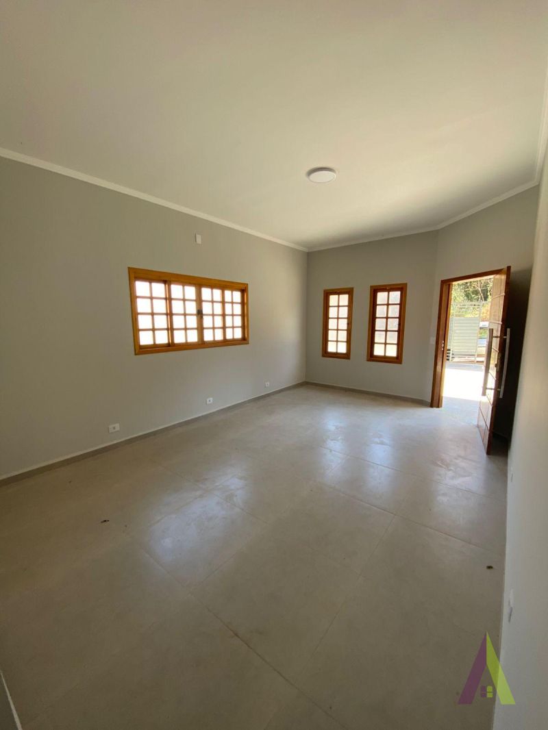 Casa Térrea Alto Padrão Próximo ao Centro de São Roque! 