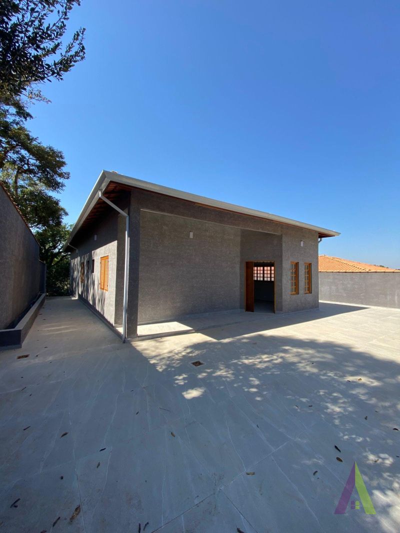 Casa Térrea Alto Padrão Próximo ao Centro de São Roque! 
