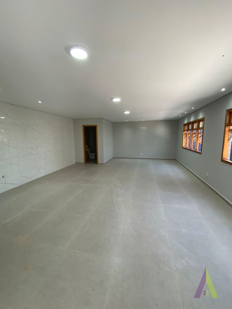 Casa Térrea Alto Padrão Próximo ao Centro de São Roque! 