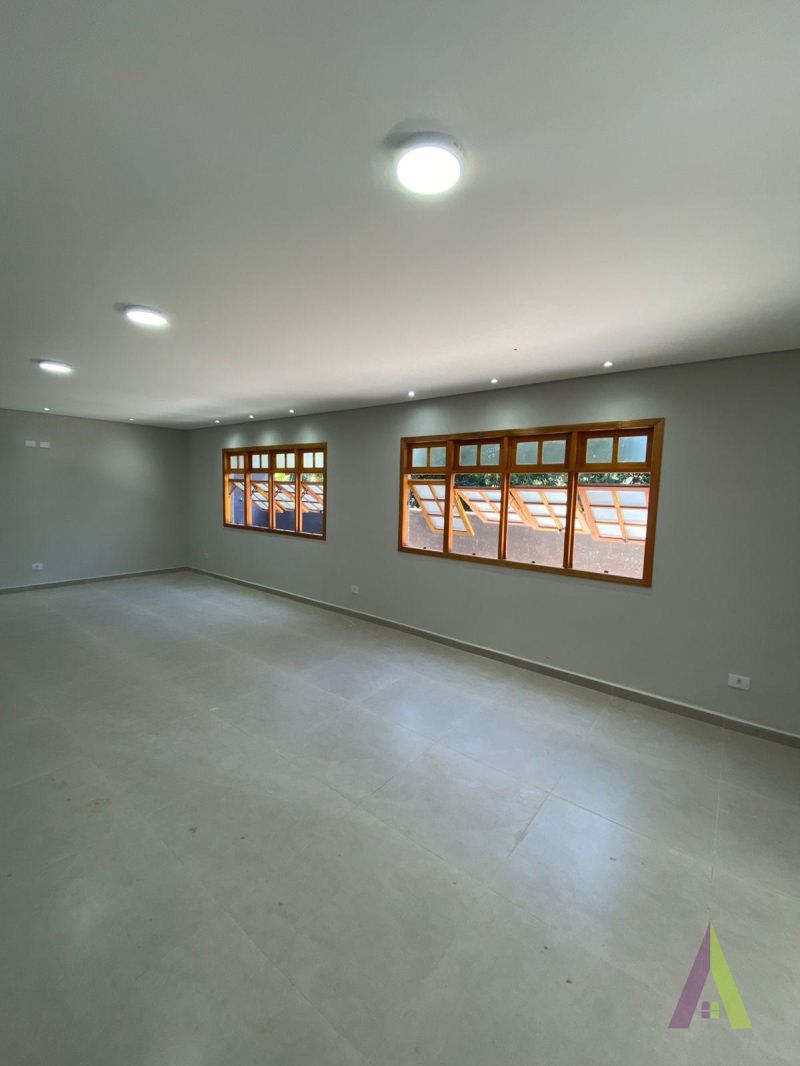 Casa Térrea Alto Padrão Próximo ao Centro de São Roque! 