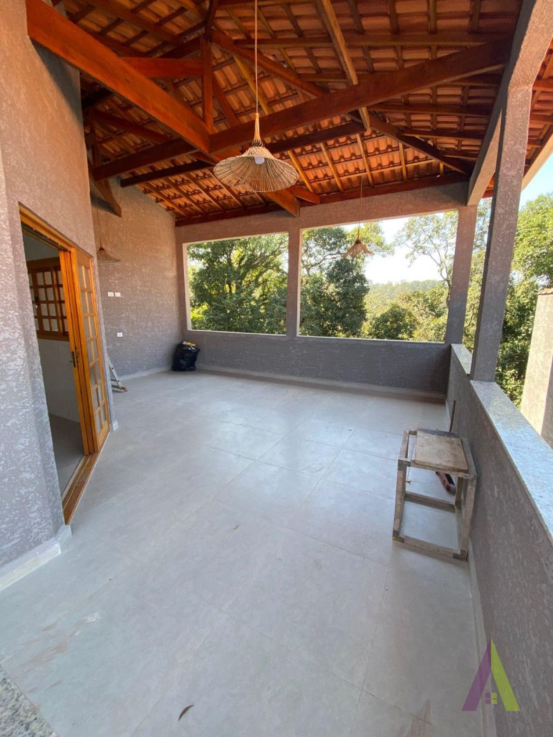 Casa Térrea Alto Padrão Próximo ao Centro de São Roque! 