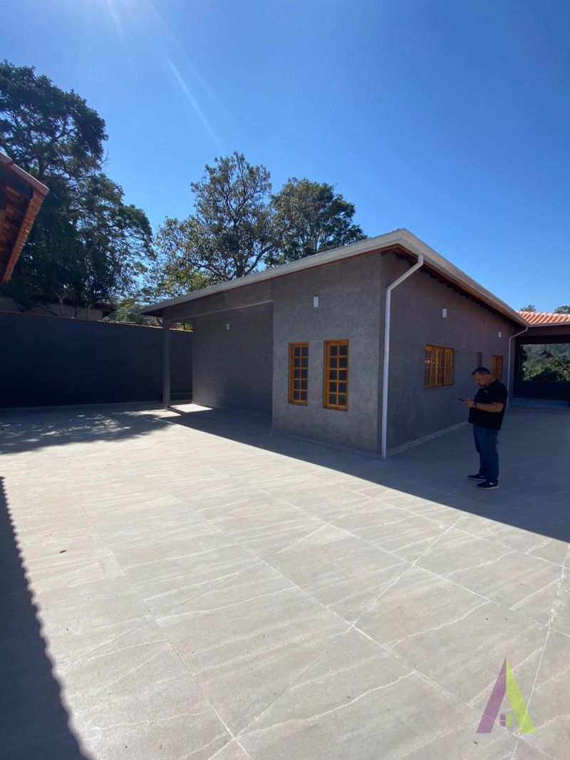 Casa Térrea Alto Padrão Próximo ao Centro de São Roque! 