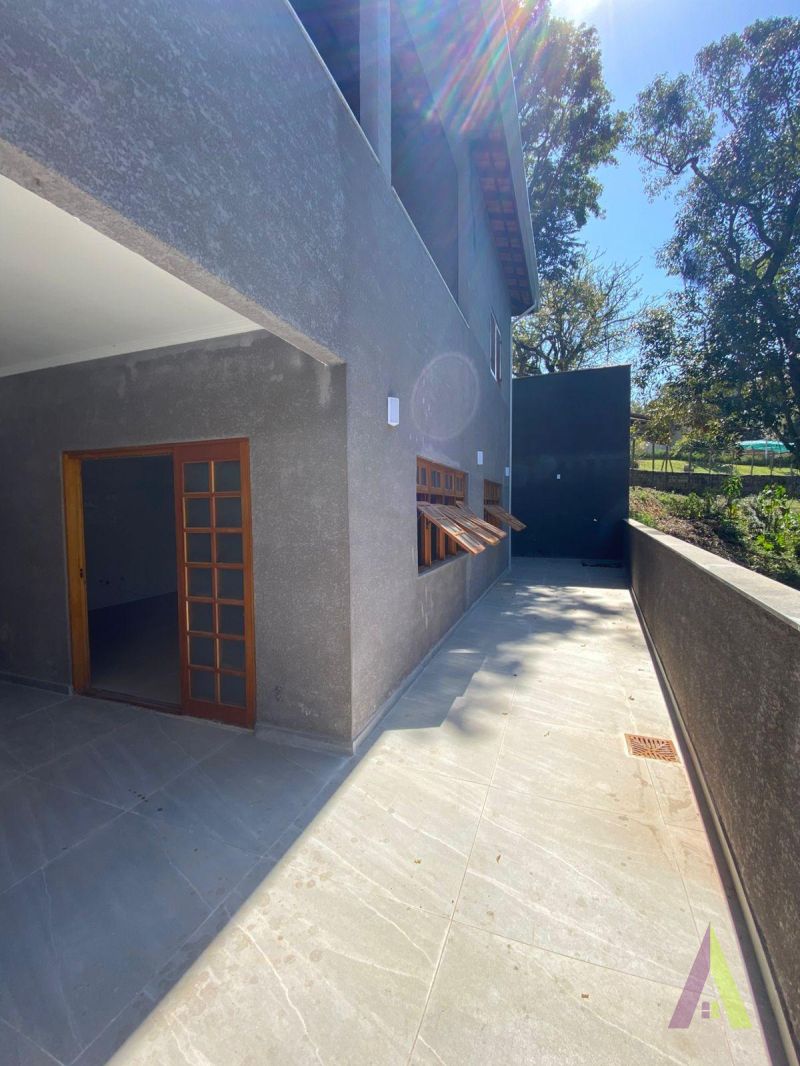 Casa Térrea Alto Padrão Próximo ao Centro de São Roque! 