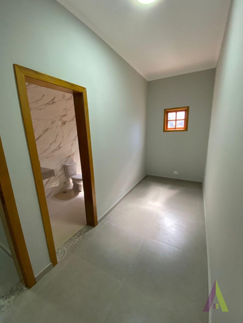 Casa Térrea Alto Padrão Próximo ao Centro de São Roque! 
