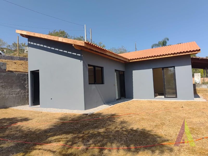 Casa Nova Térrea com Design Moderno em Ibiuna!