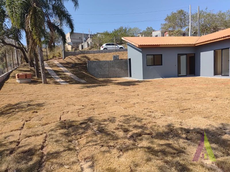 Casa Nova Térrea com Design Moderno em Ibiuna!