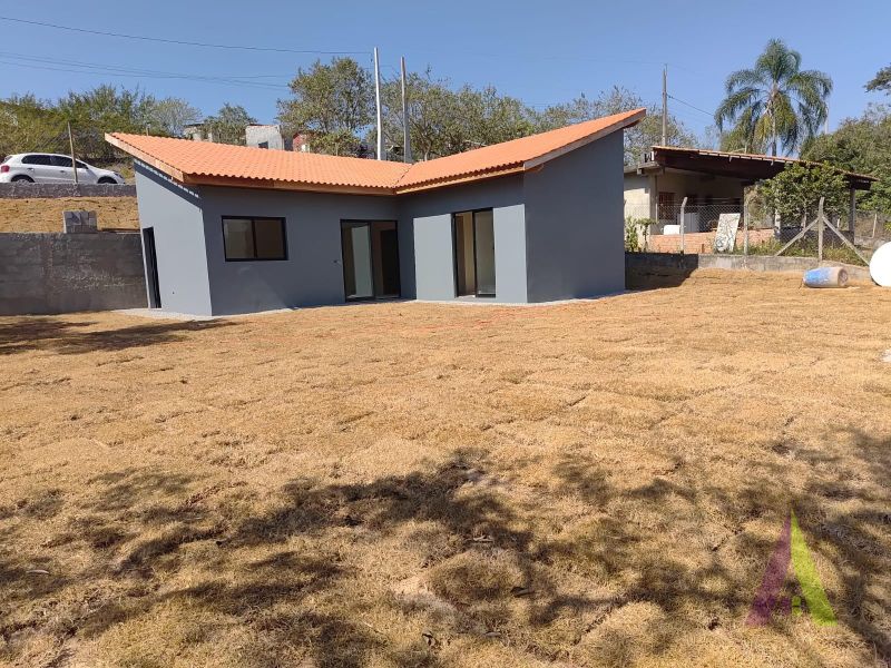 Casa Nova Térrea com Design Moderno em Ibiuna!