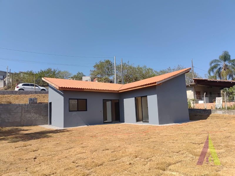 Casa Nova Térrea com Design Moderno em Ibiuna!