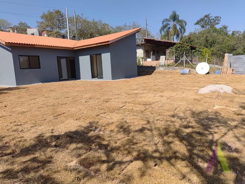 Casa Nova Térrea com Design Moderno em Ibiuna!