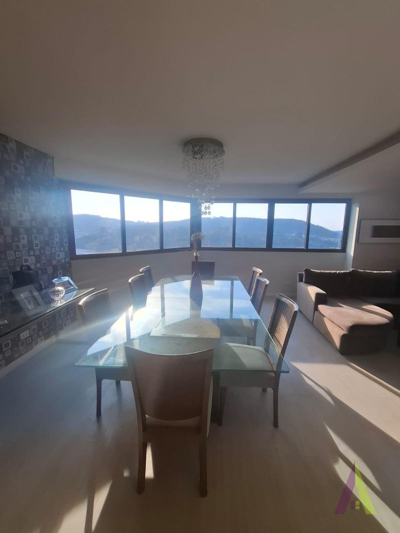 Apartamento Triplex em Condomínio de Alto Padrão de São Roque!