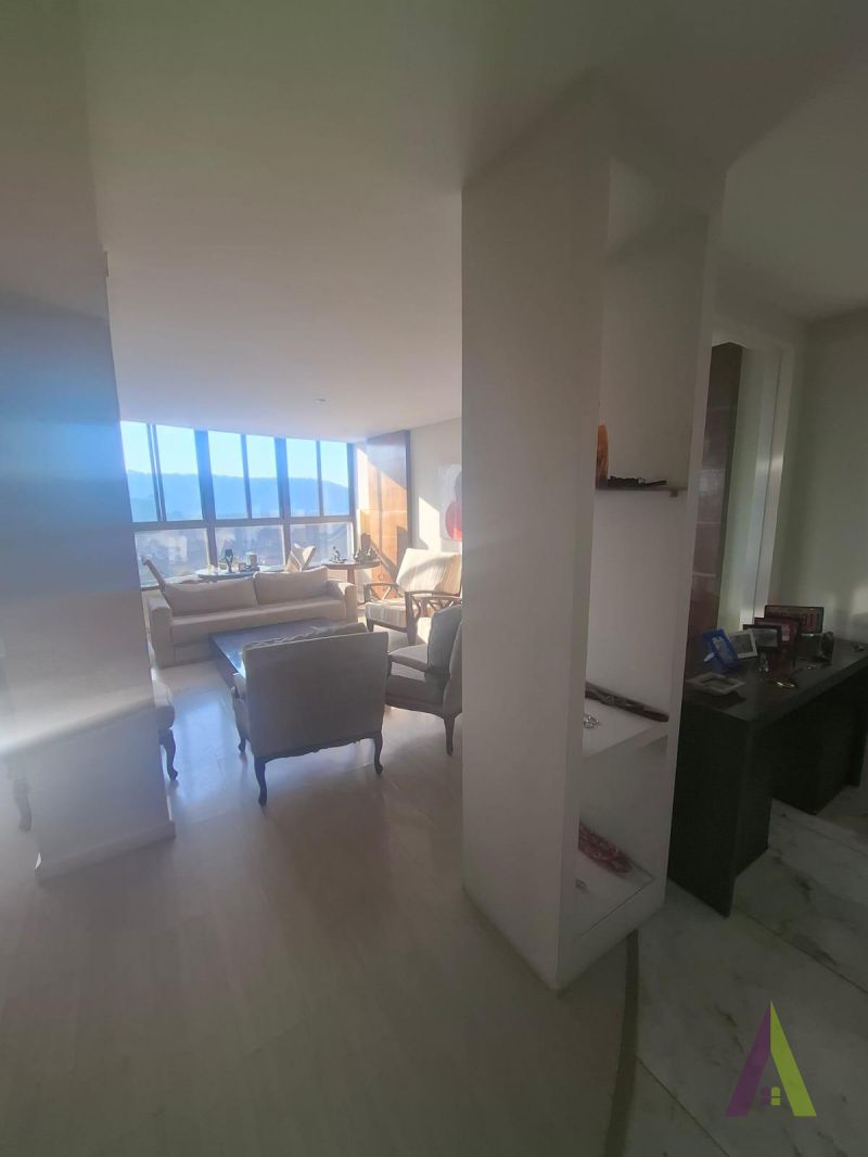 Apartamento Triplex em Condomínio de Alto Padrão de São Roque!