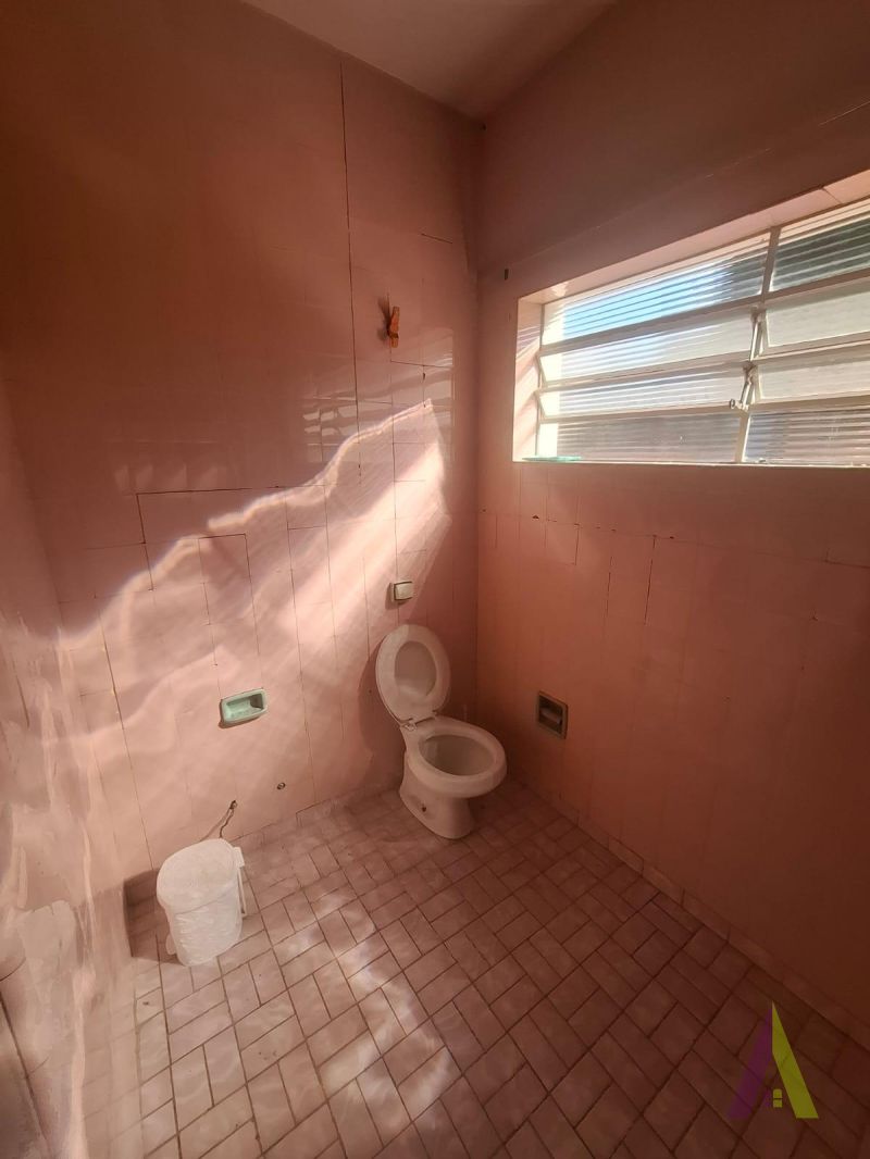 Casa Comercial ou Residencial ampla no Centro de São Roque!