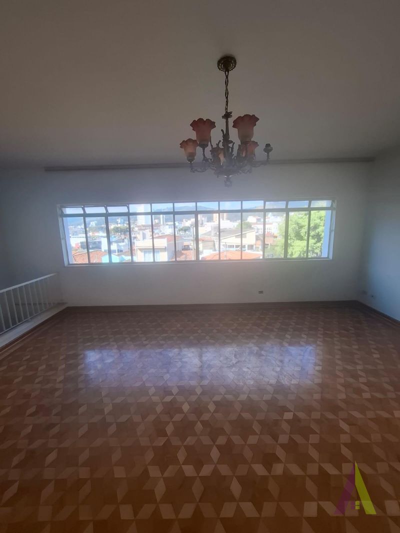 Casa Comercial ou Residencial ampla no Centro de São Roque!