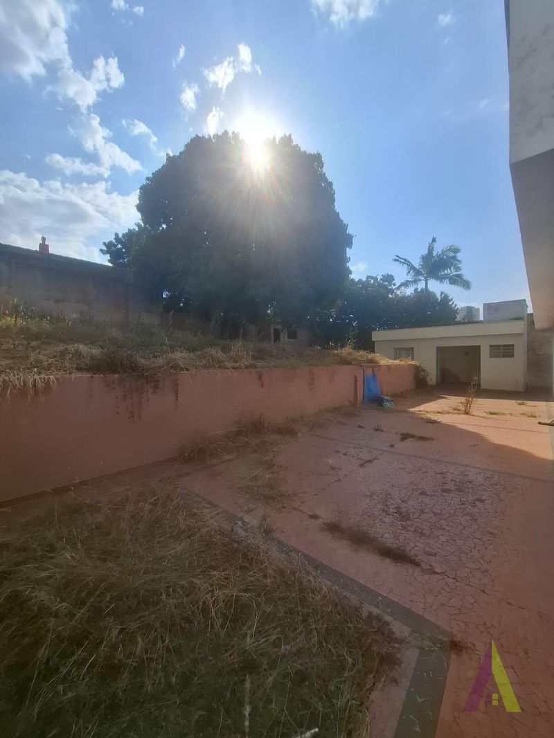 Casa Comercial ou Residencial ampla no Centro de São Roque!