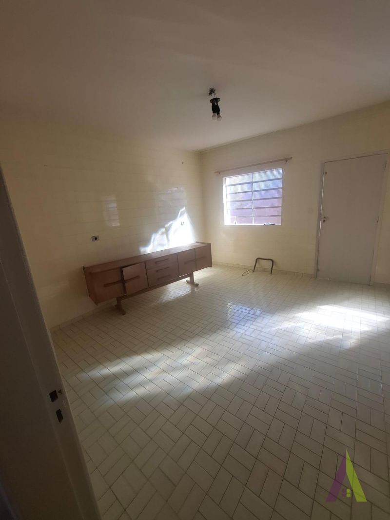 Casa Comercial ou Residencial ampla no Centro de São Roque!