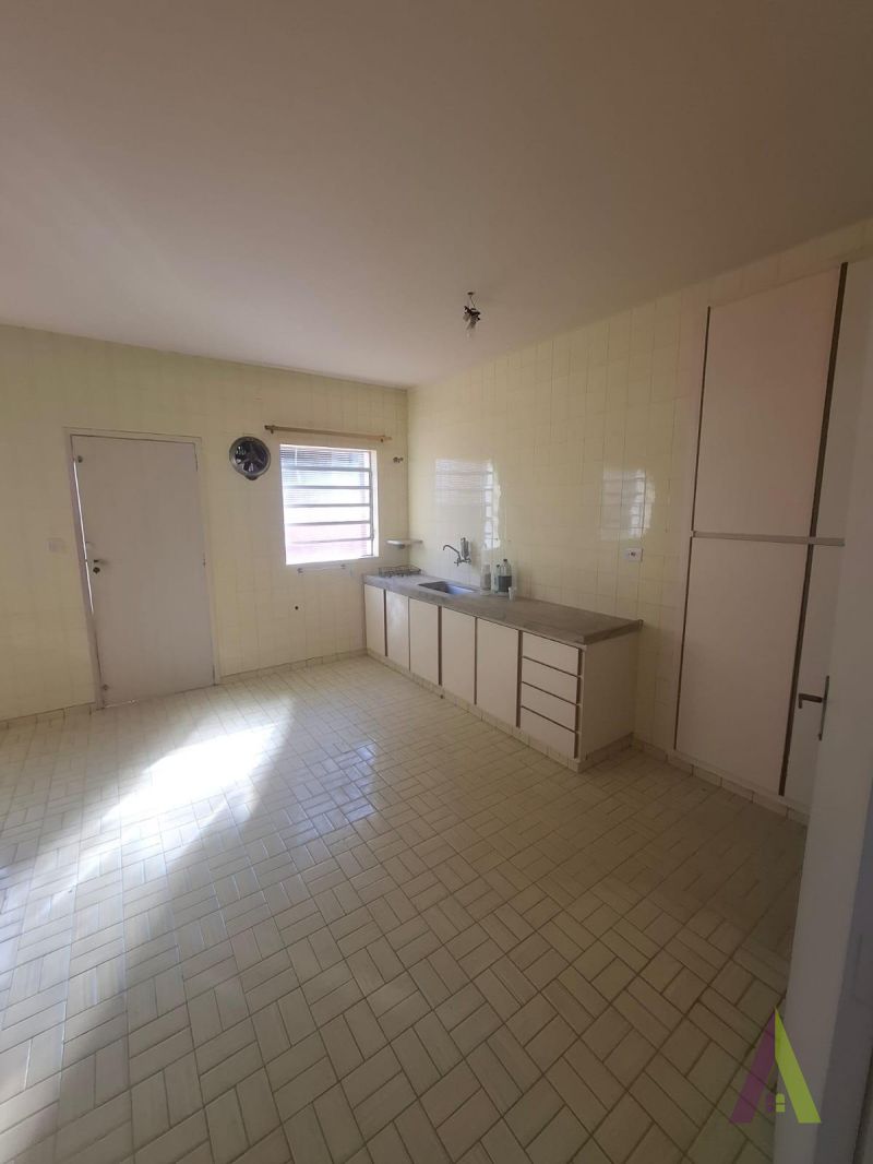 Casa Comercial ou Residencial ampla no Centro de São Roque!