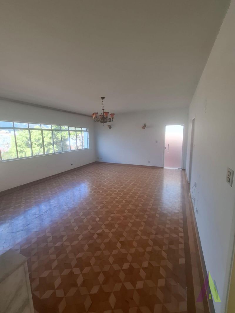 Casa Comercial ou Residencial ampla no Centro de São Roque!