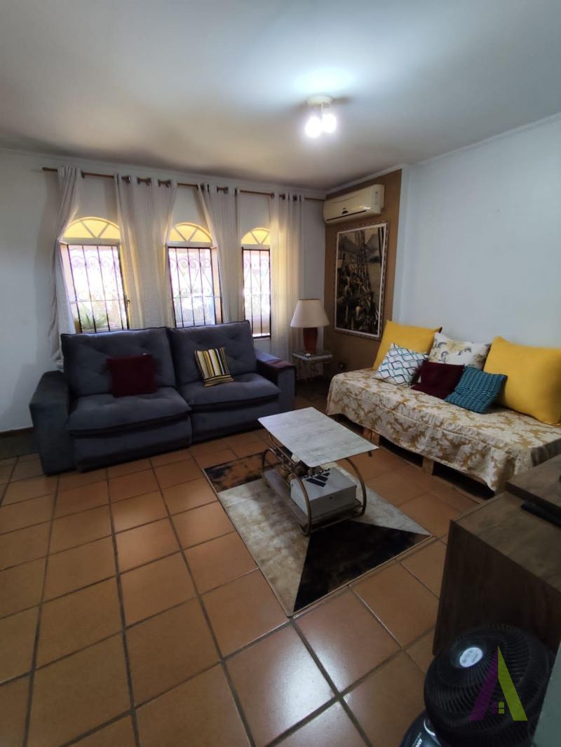 Casa Térrea Próximo ao Centro de São Roque! 