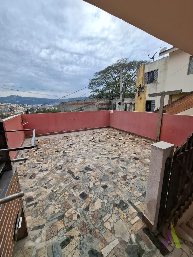 Sobrado Próximo ao Centro de São Roque! 