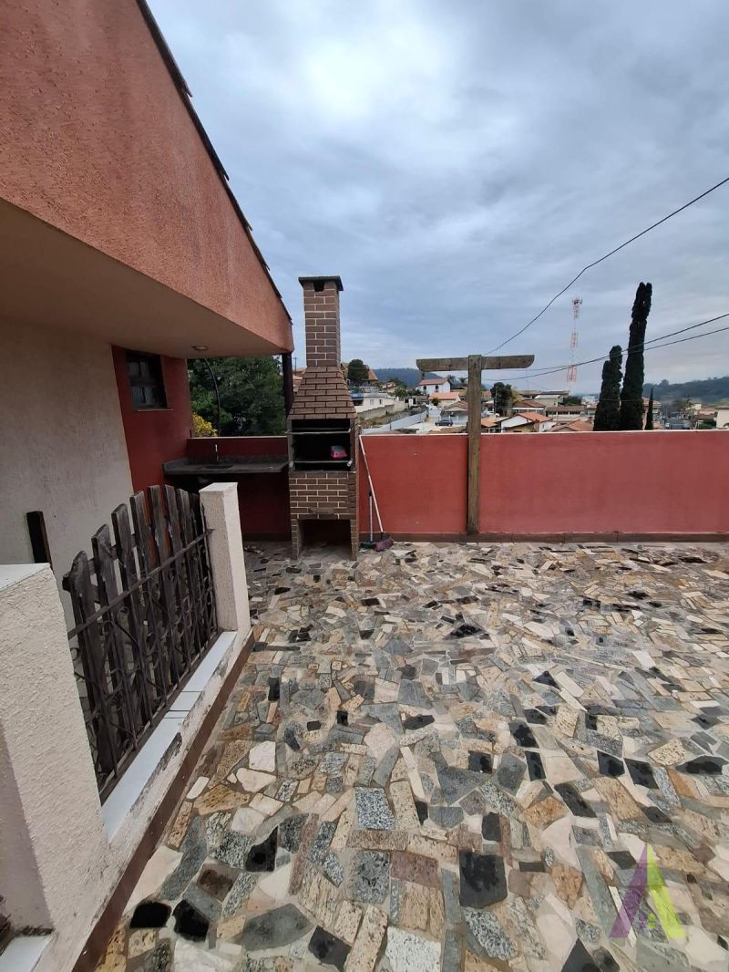 Sobrado Próximo ao Centro de São Roque! 