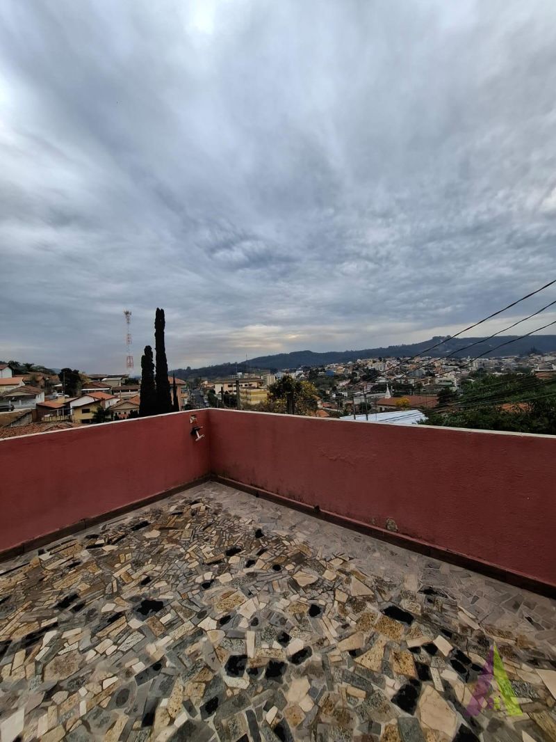 Sobrado Próximo ao Centro de São Roque! 