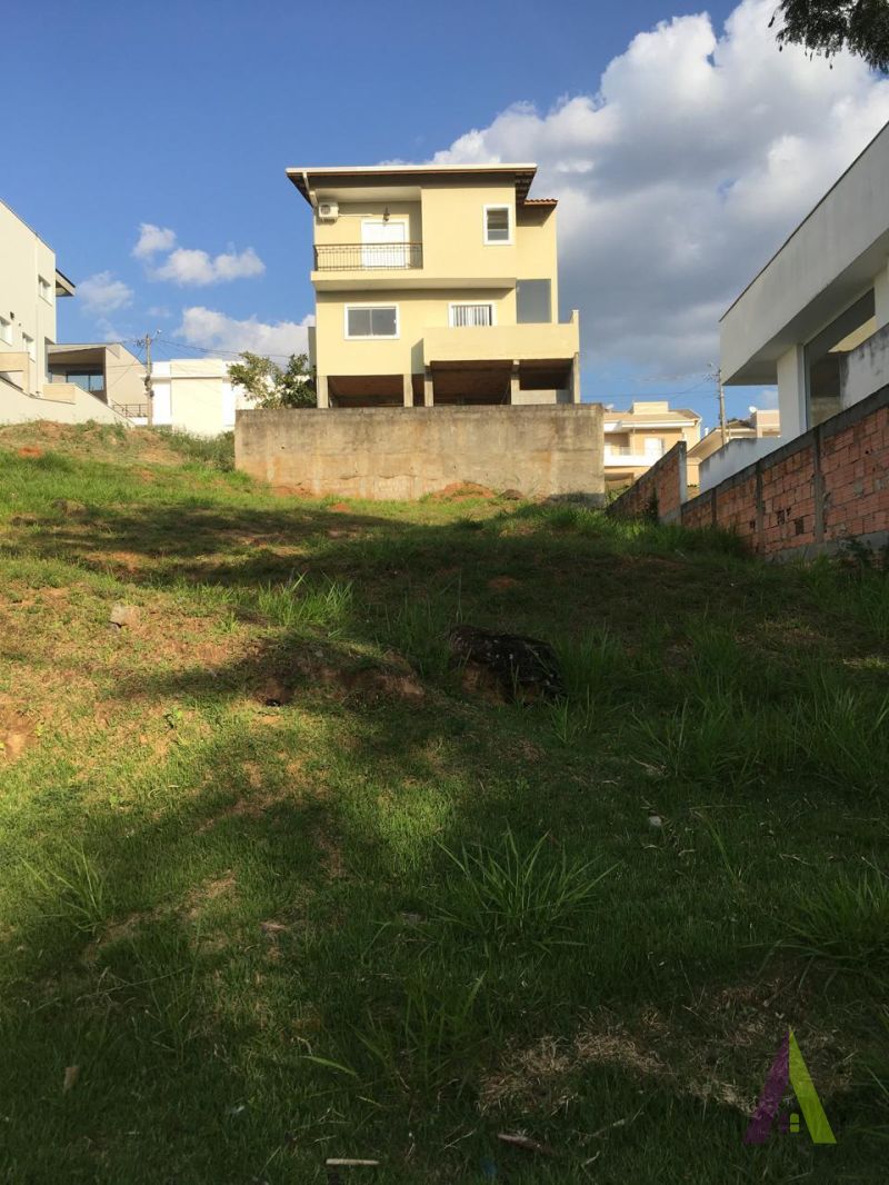 Terreno em Condomínio no Centro de São Roque! 