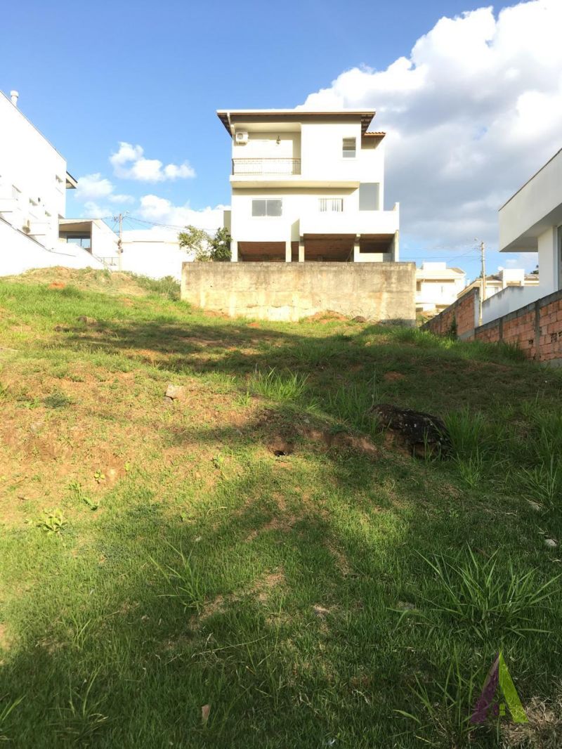 Terreno em Condomínio no Centro de São Roque! 