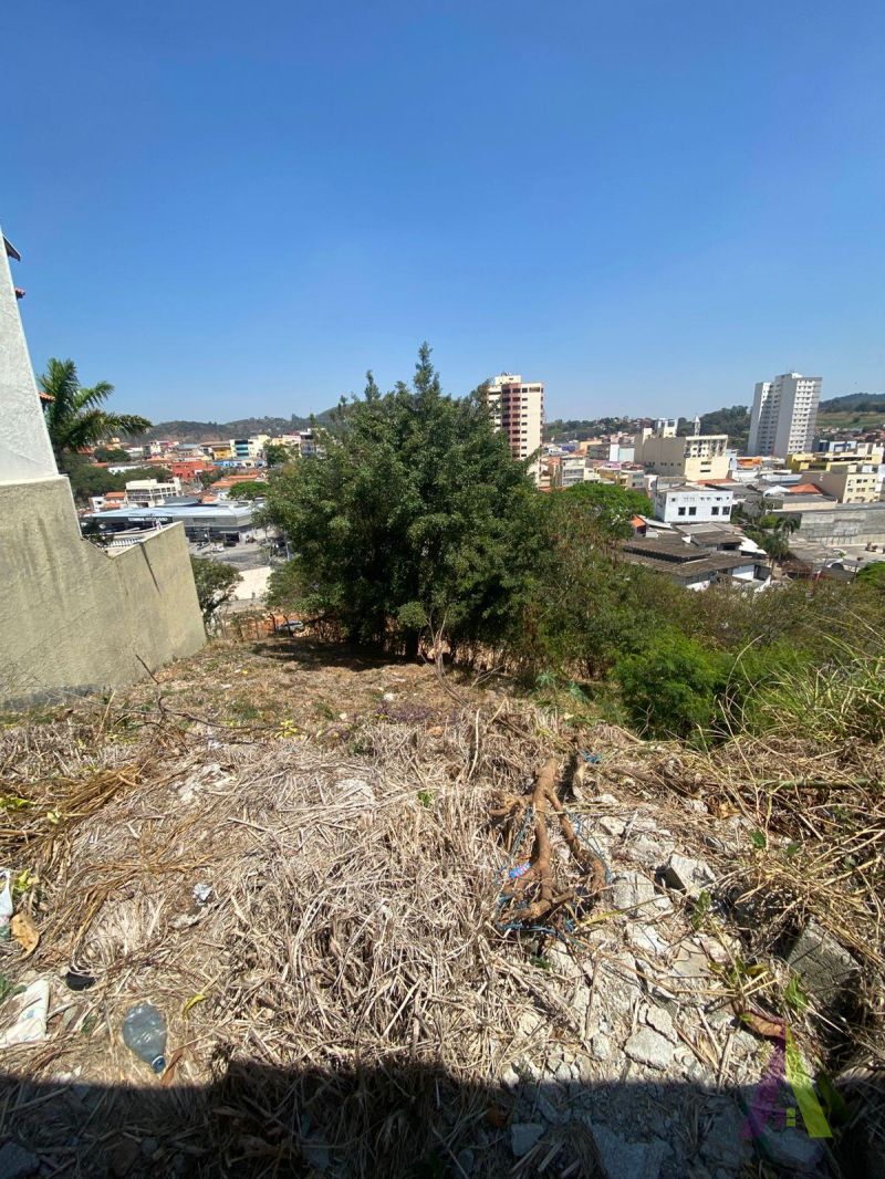Terreno no Centro de São Roque! 