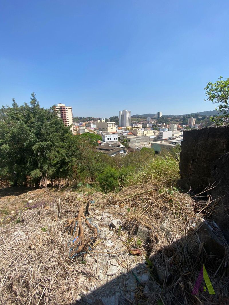 Terreno no Centro de São Roque! 