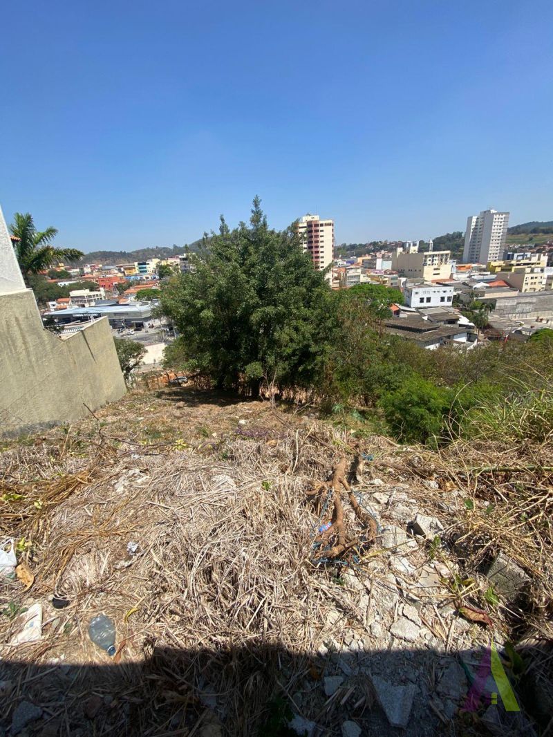 Terreno no Centro de São Roque! 