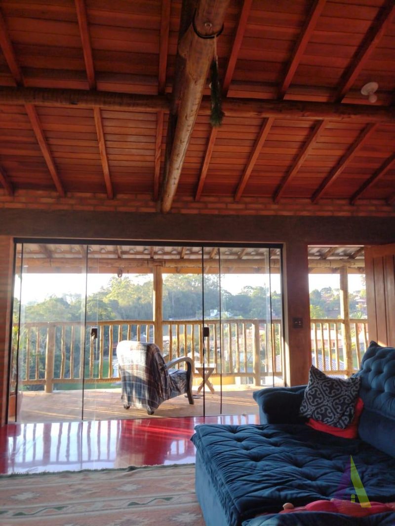 Casa com Decoração Rustica em Condomínio Fechado de São Roque!