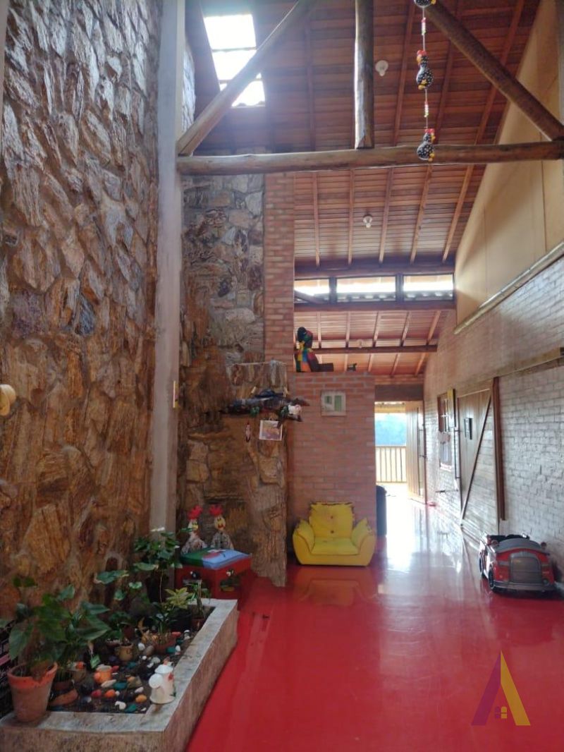 Casa com Decoração Rustica em Condomínio Fechado de São Roque!
