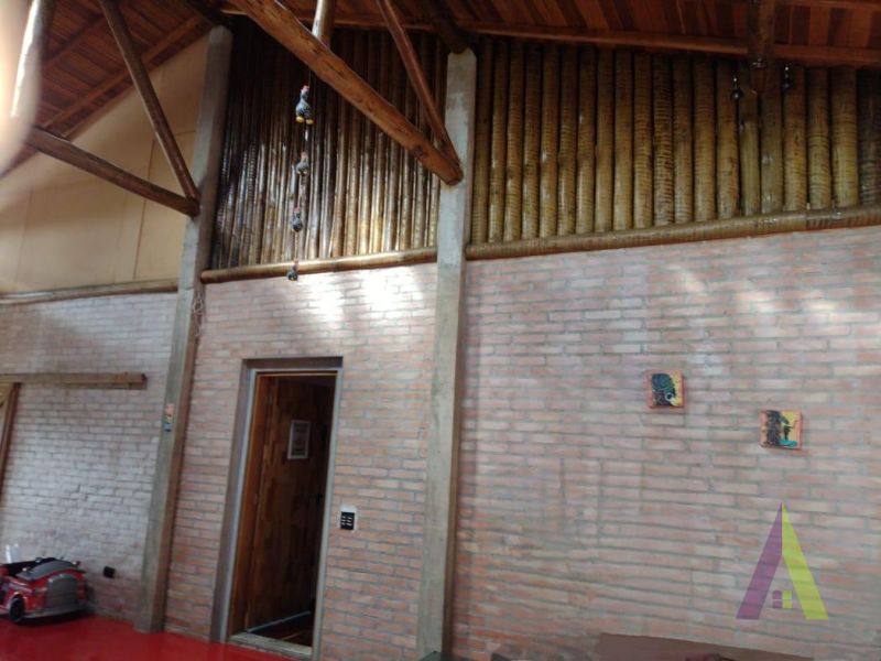 Casa com Decoração Rustica em Condomínio Fechado de São Roque!