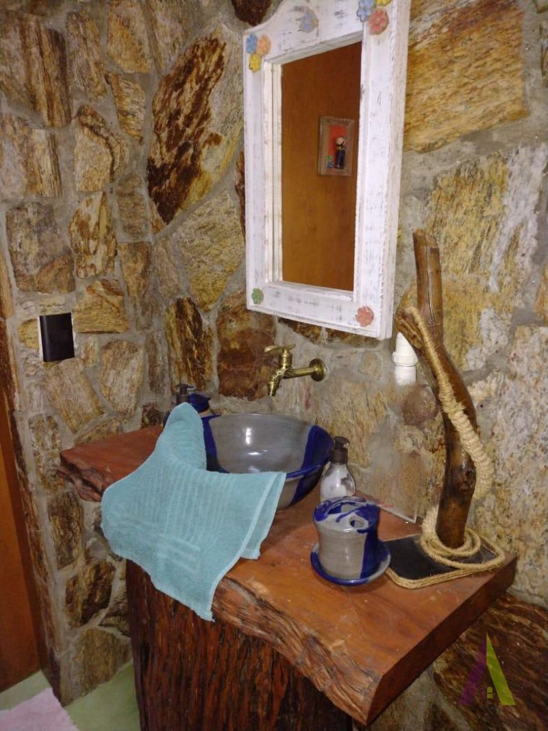 Casa com Decoração Rustica em Condomínio Fechado de São Roque!