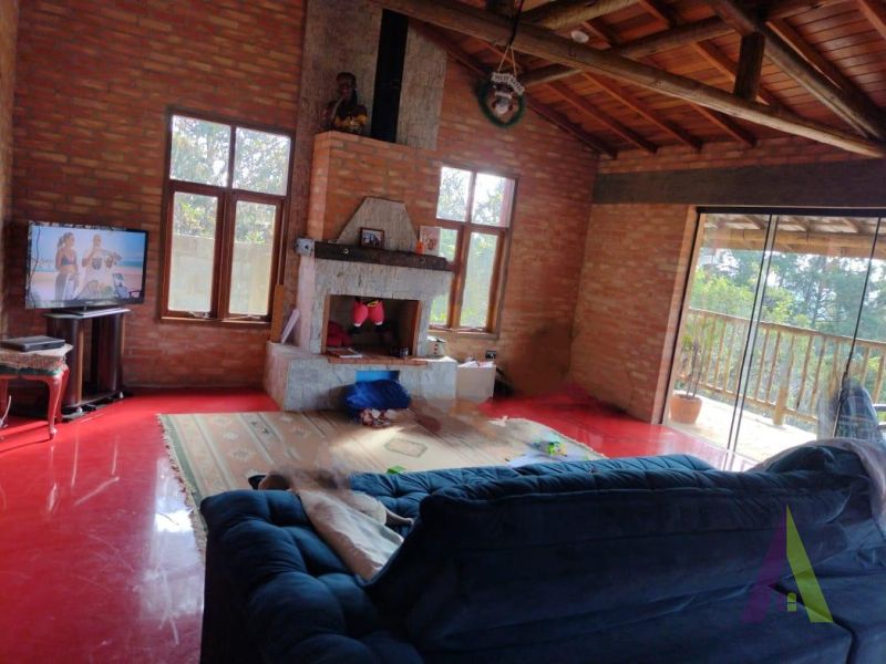Casa com Decoração Rustica em Condomínio Fechado de São Roque!