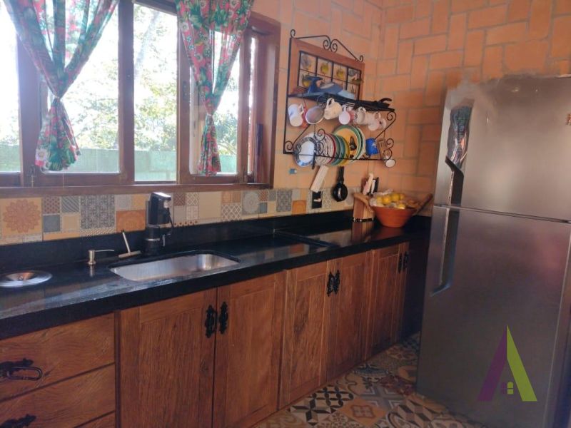 Casa com Decoração Rustica em Condomínio Fechado de São Roque!