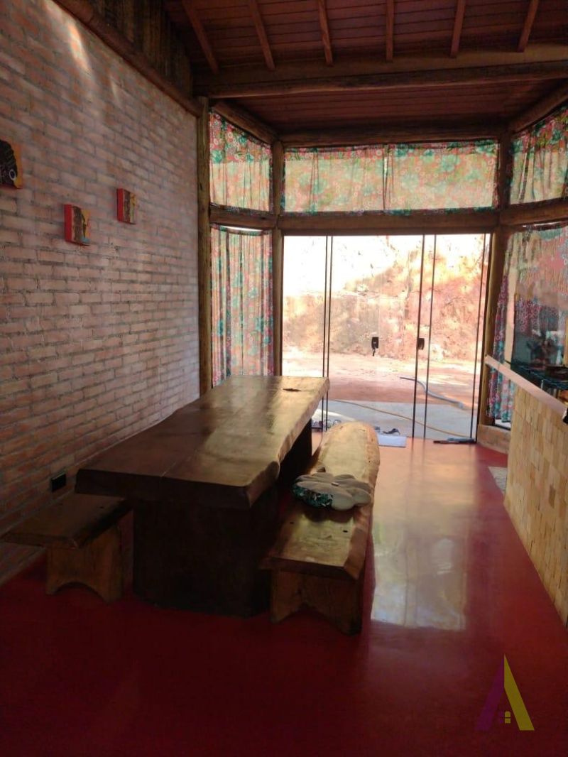 Casa com Decoração Rustica em Condomínio Fechado de São Roque!