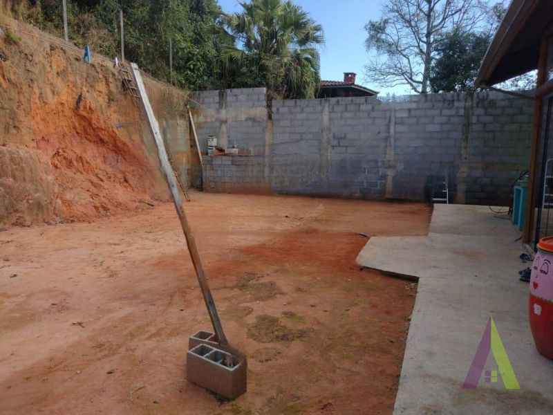 Casa com Decoração Rustica em Condomínio Fechado de São Roque!