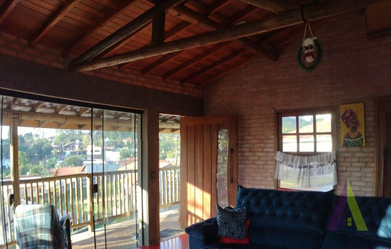 Casa com Decoração Rustica em Condomínio Fechado de São Roque!
