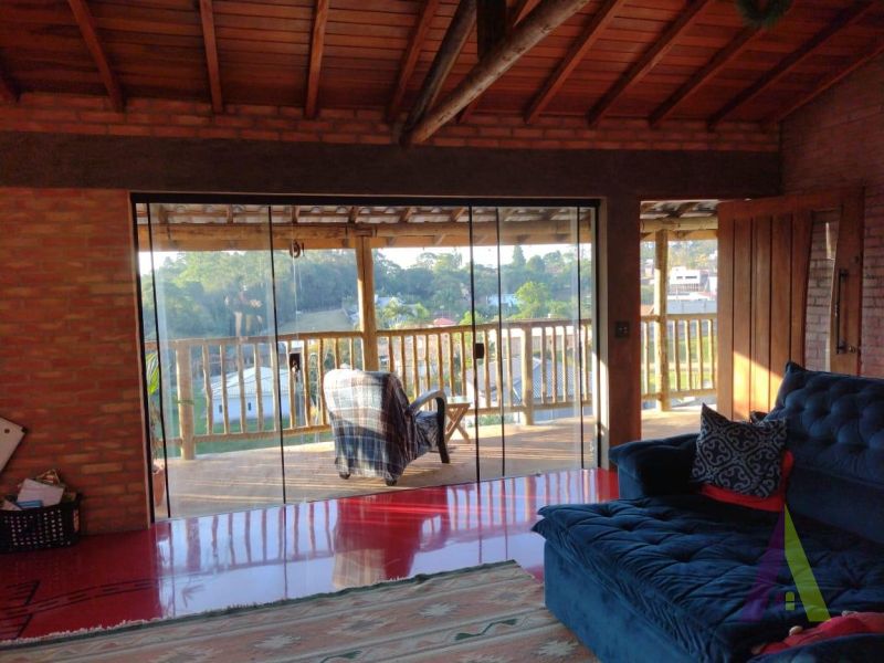 Casa com Decoração Rustica em Condomínio Fechado de São Roque!