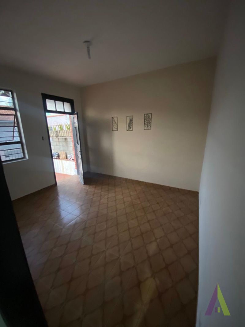 Casa Térrea no Centro de São Roque! 