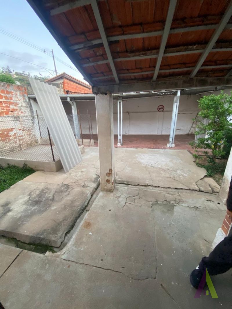 Casa Térrea no Centro de São Roque! 