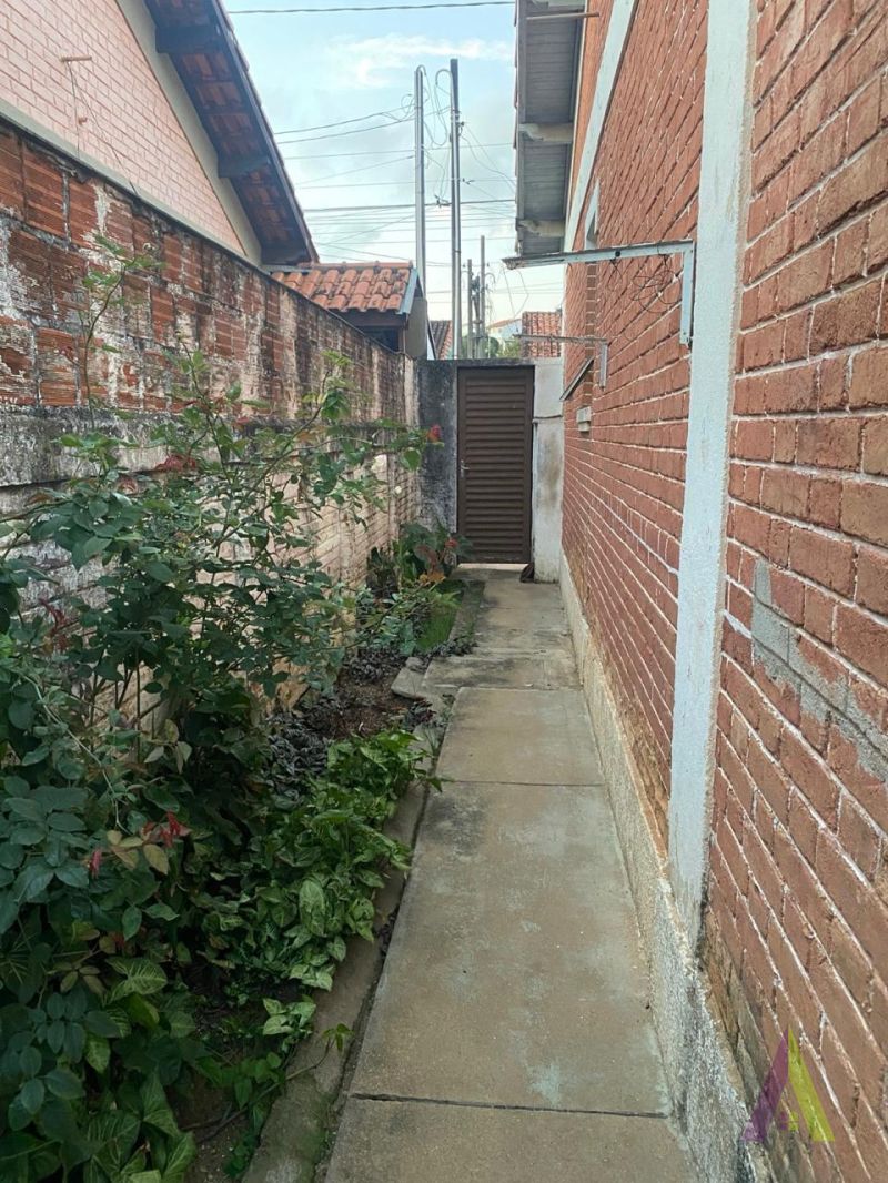 Casa Térrea no Centro de São Roque! 